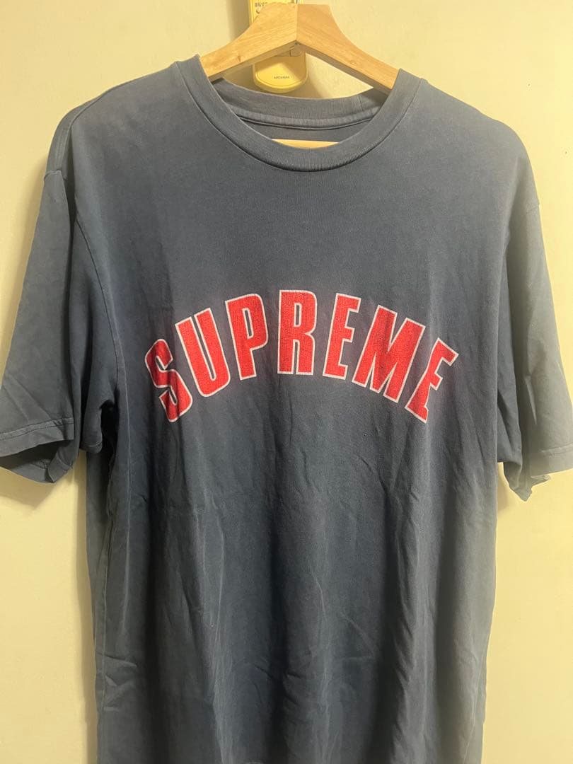 New jeans ハニ　着用　supreme Tシャツ