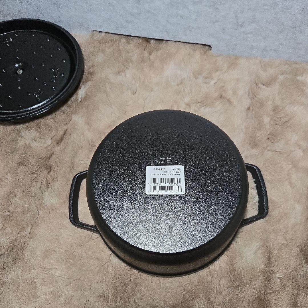 【新品】staub 「ピコ ココット ラウンド 22cm」2.6L