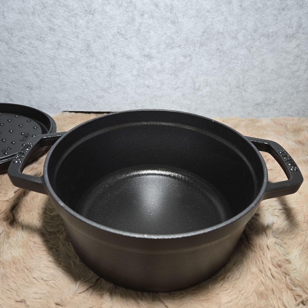 【新品】staub 「ピコ ココット ラウンド 22cm」2.6L