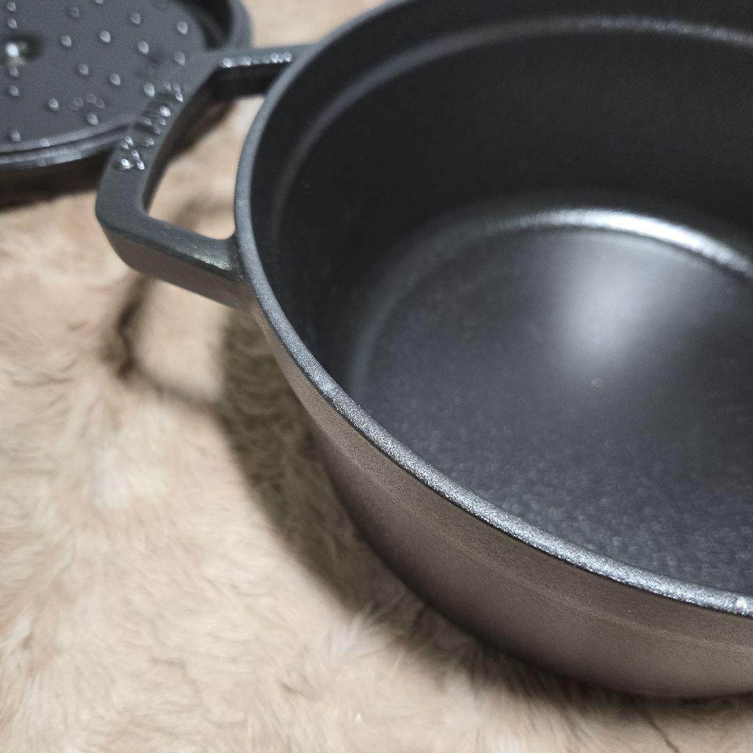 【新品】staub 「ピコ ココット ラウンド 22cm」2.6L