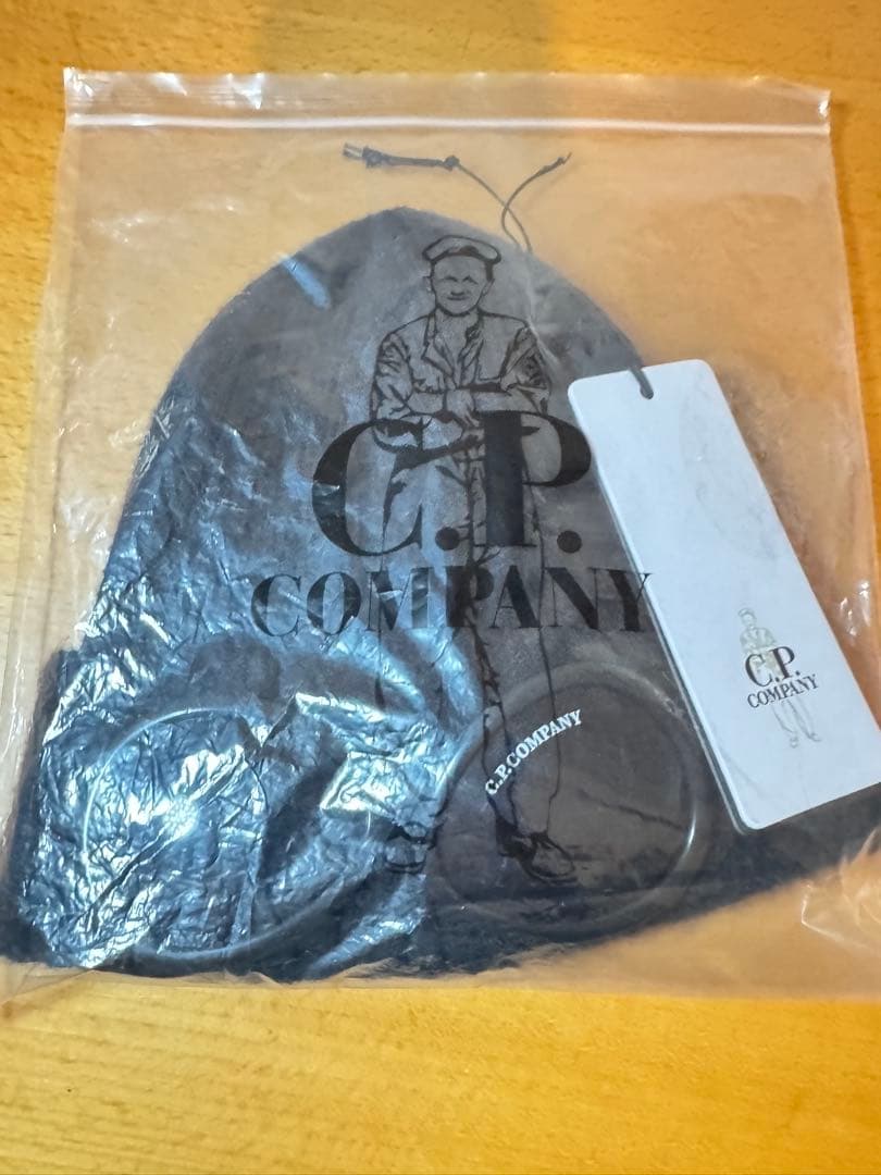 C.P. Company ゴーグル付きニット帽 ブラック
