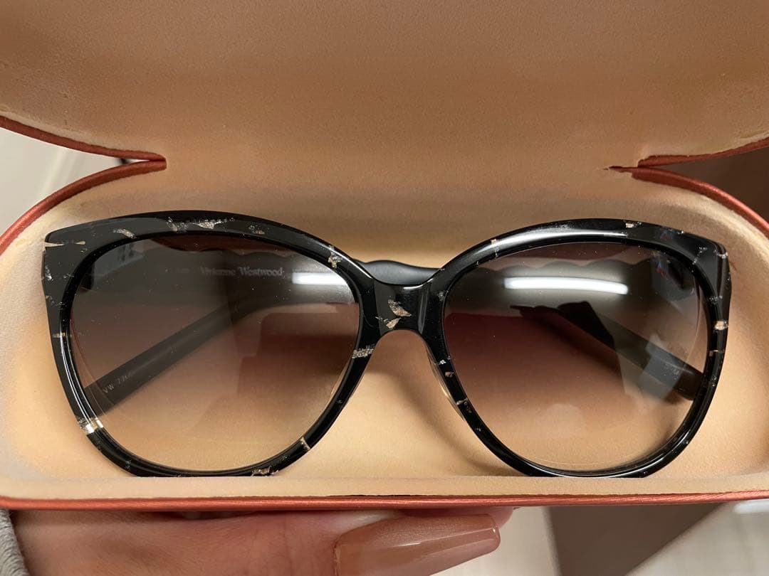Vivienne Westwood キャットアイサングラス