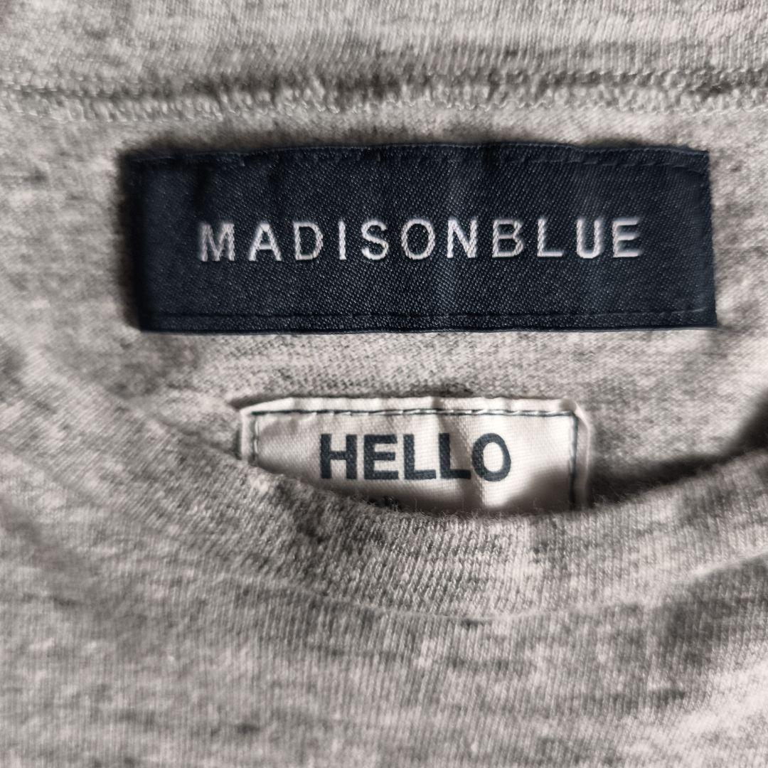 MADISONBLUE Helloプリント 半袖Tシャツ グレー