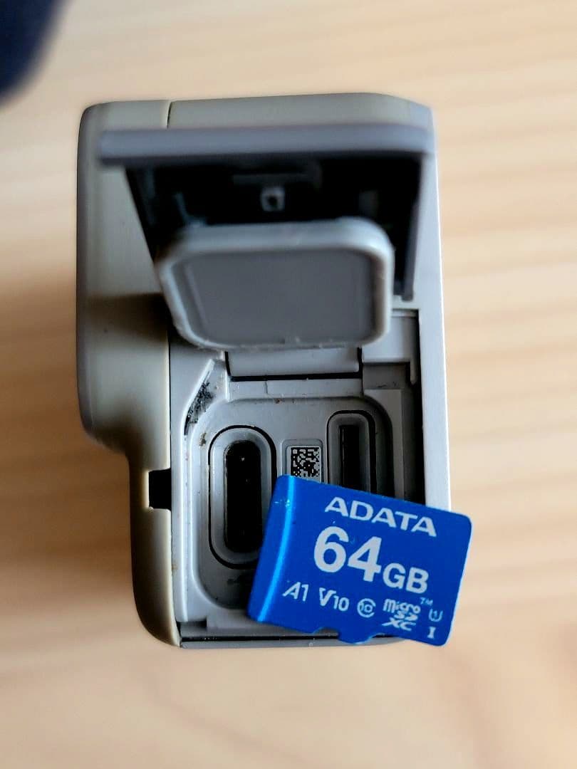 GoPro HERO7 WHITE 【本体 + アクセサリ－パッケージ】