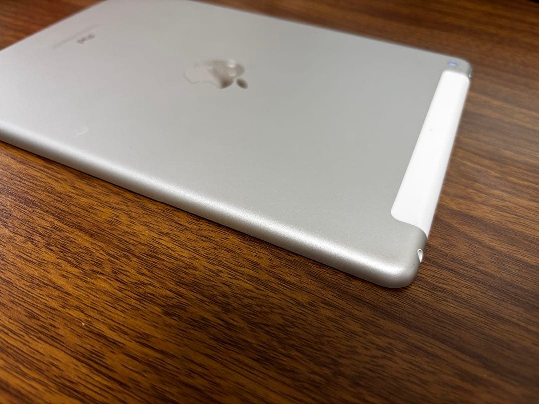 iPad (第６世代) Wi-Fi + Cellular 32GB シルバー