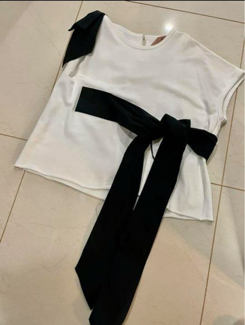 【未使用品】N21(ヌメロヴェントゥーノ）リボン付ホワイトTシャツ