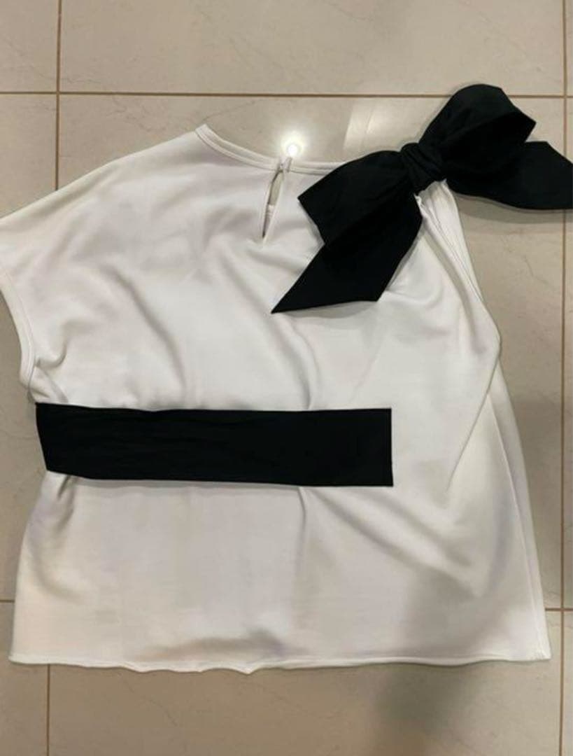 【未使用品】N21(ヌメロヴェントゥーノ）リボン付ホワイトTシャツ