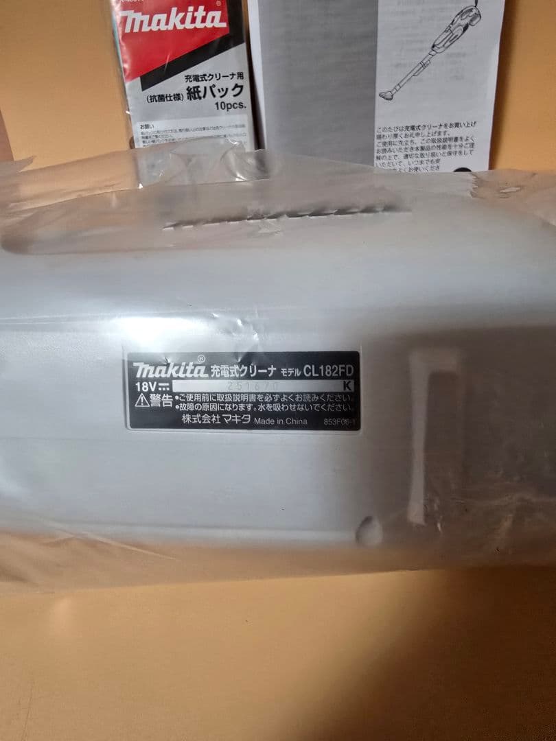 Makita CL182FD ハンディクリーナー 本体　バッテリー、充電器別売り