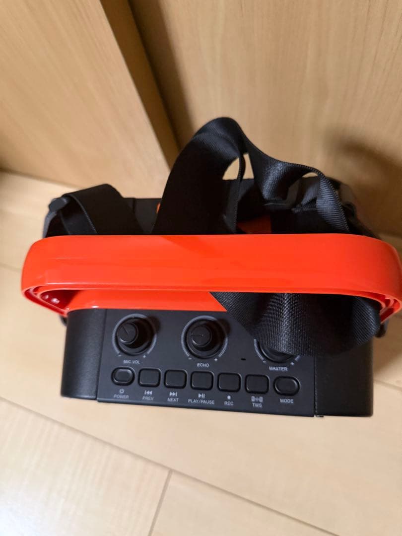 ポータブルスピーカー 黒と赤