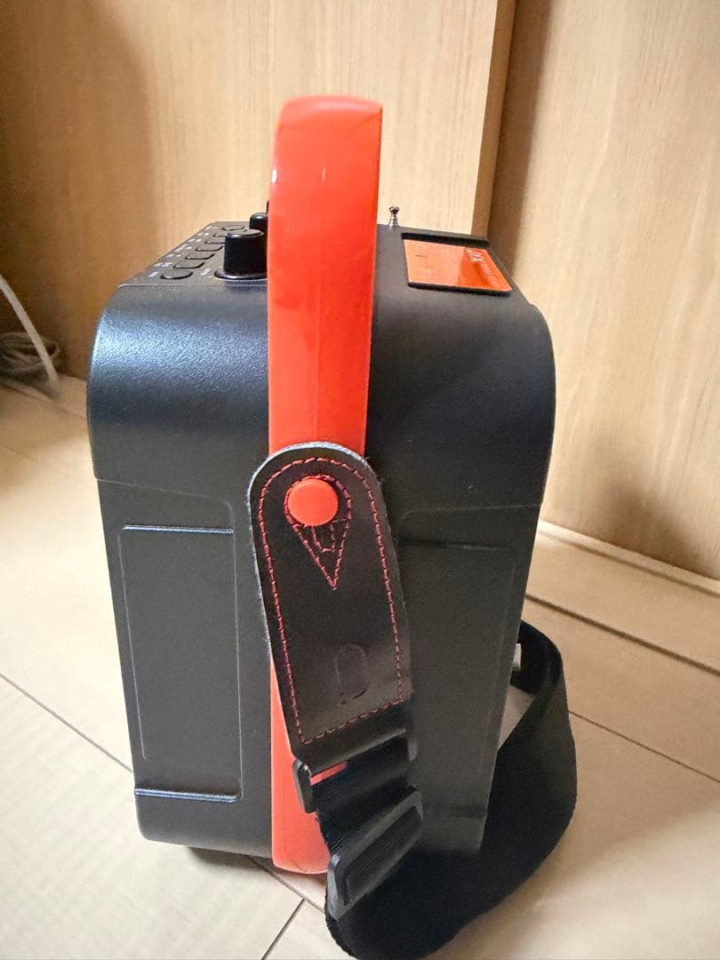 ポータブルスピーカー 黒と赤
