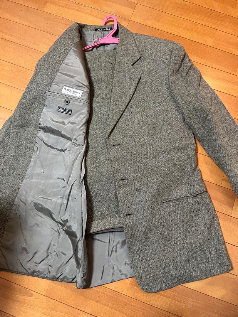 グレーのブレザーとスラックスセット