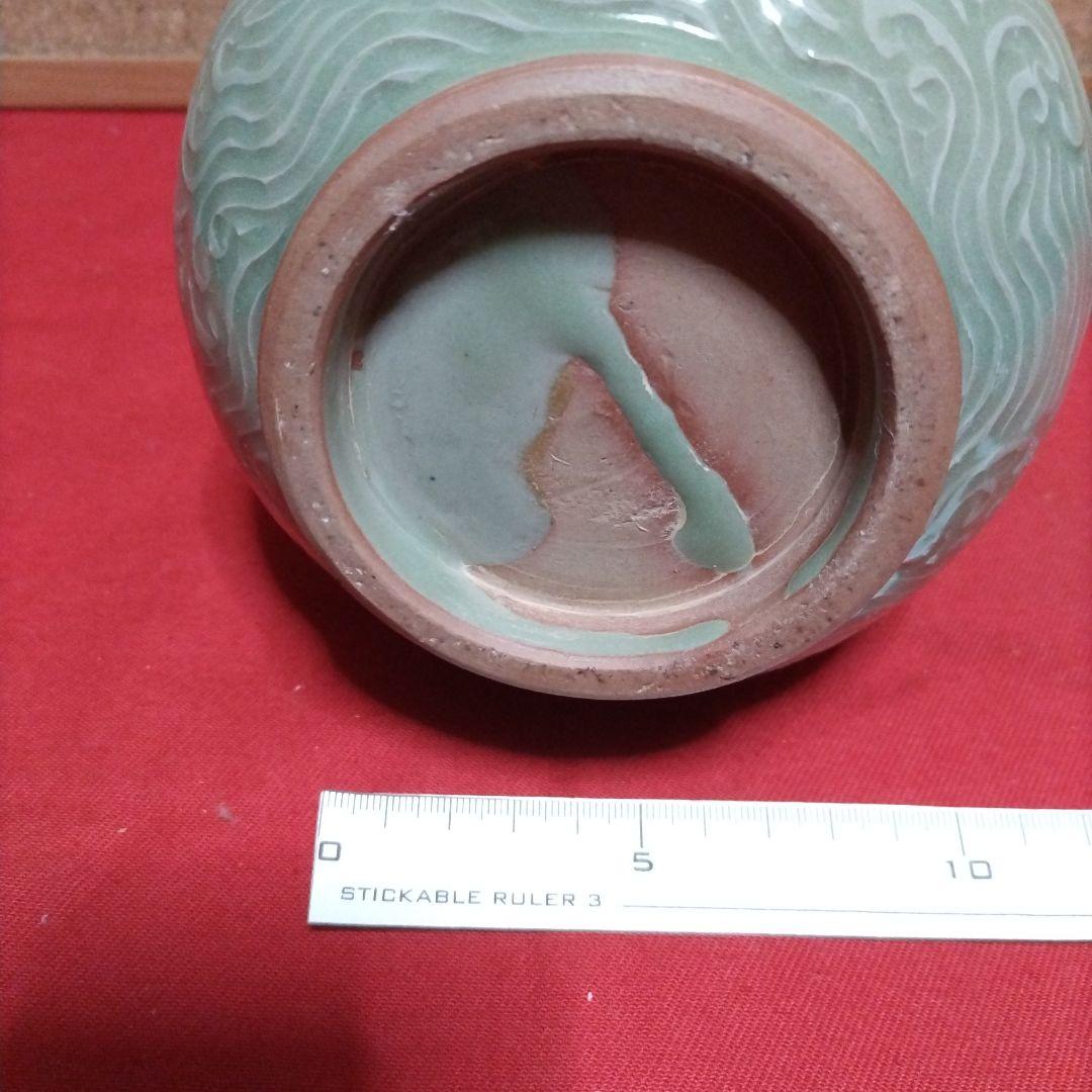 陽刻の龍が貼り付けられた青磁瓶 鶴首 花入 花瓶 唐物 中国 古玩