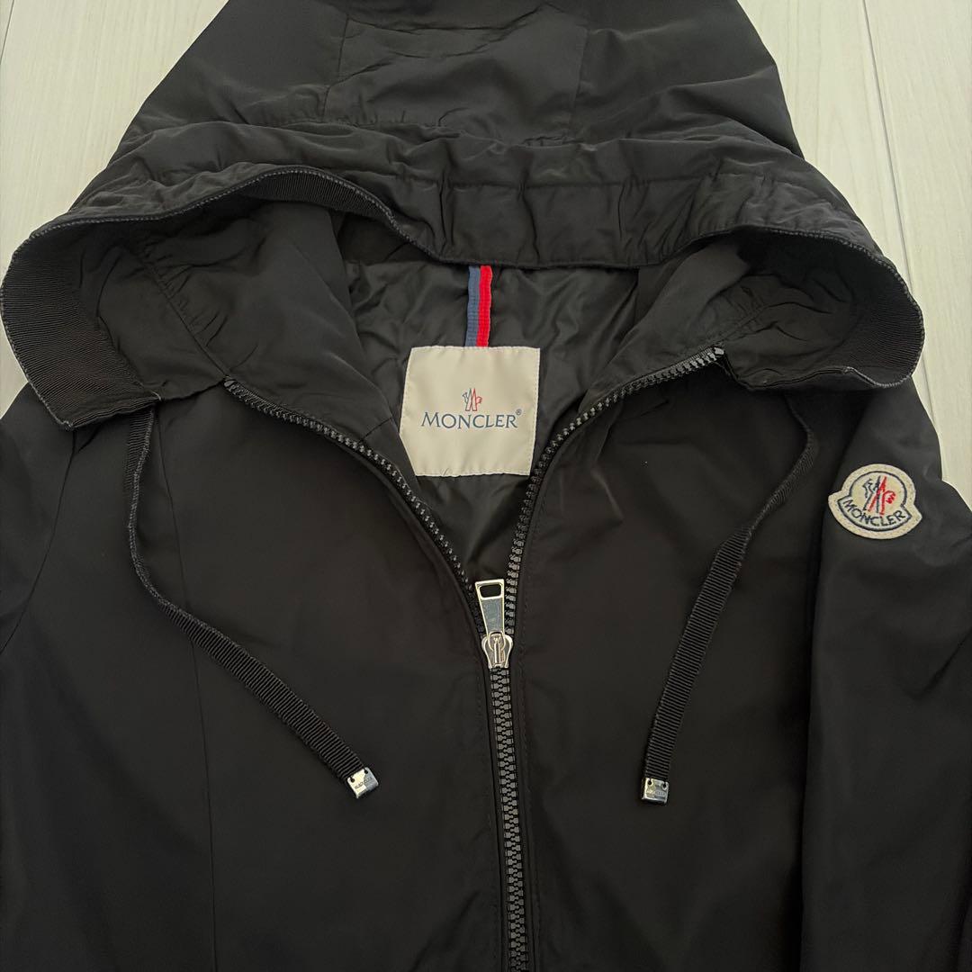 MONCLER ブラック フード付きジャケット