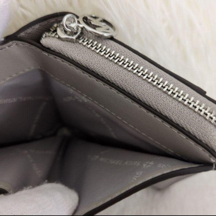新品未使用 マイケルコース 二つ折り財布 ライトグレー ミニ財布 MKチャーム