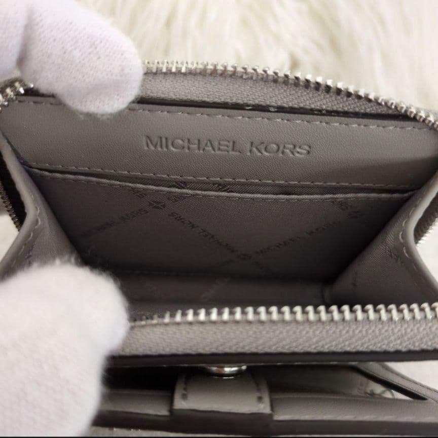 新品未使用 マイケルコース 二つ折り財布 ライトグレー ミニ財布 MKチャーム