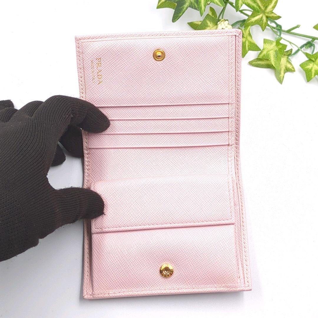 可愛い✨️PRADA　サフィアーノ　レザー　二つ折り財布　ロゴ付き