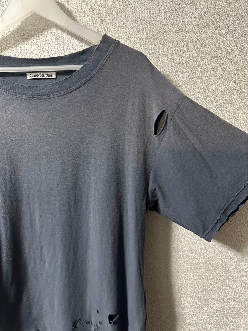 Acne Studios グレー ダメージ風Tシャツ