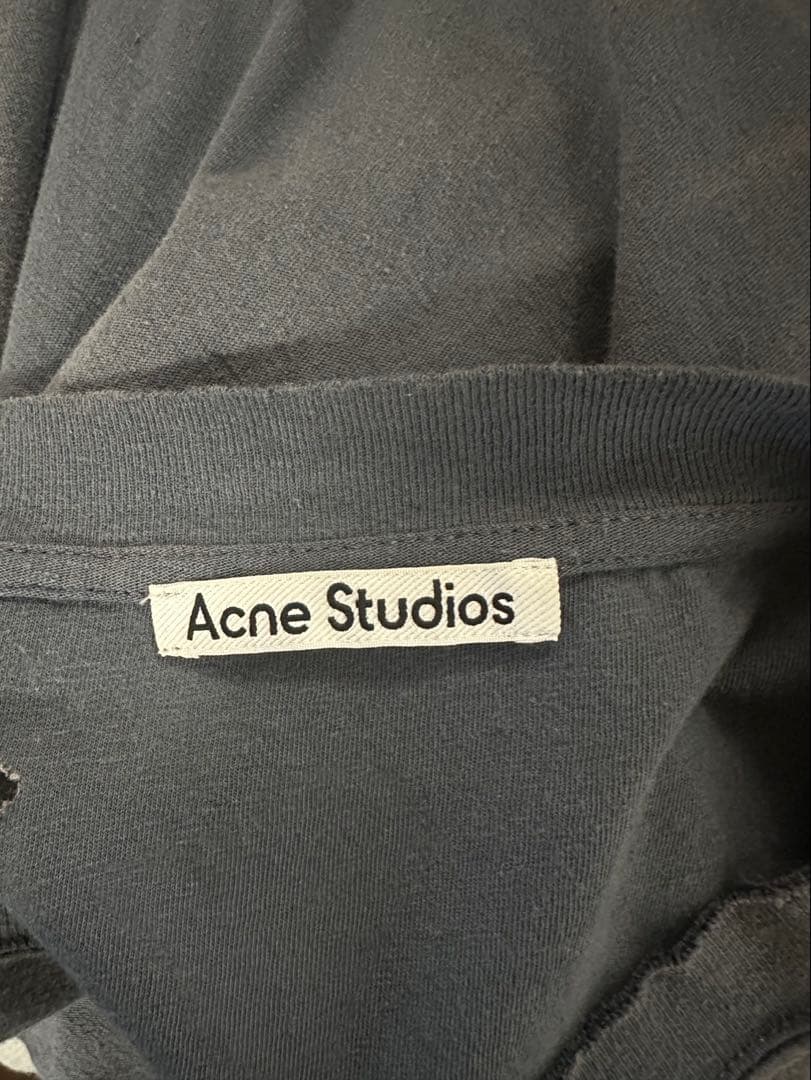 Acne Studios グレー ダメージ風Tシャツ