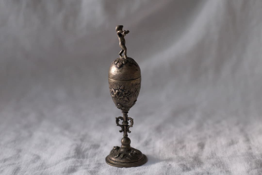 〔Final Price〕フランスアンティーク｜卵の上のプットー