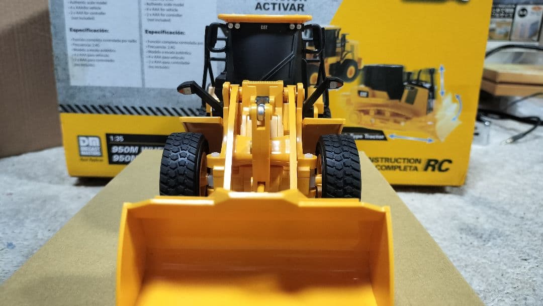 ダイキャストマスター 1/35 電動RC建機シリーズCAT 950M