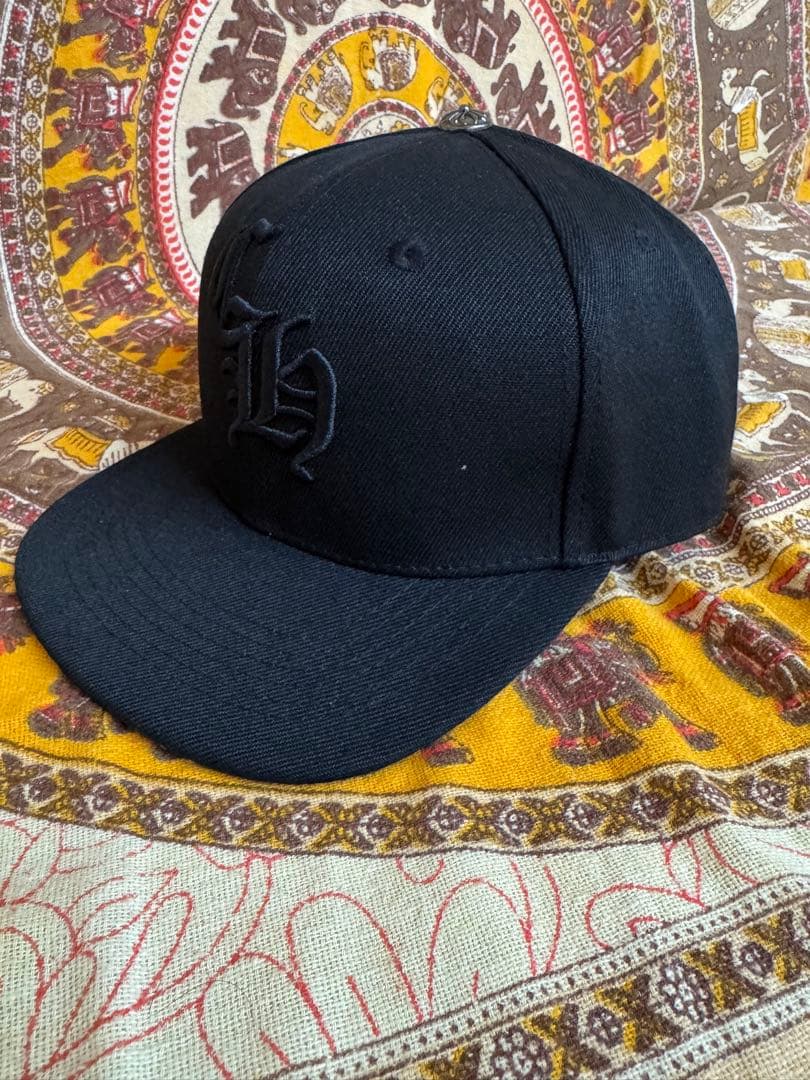 CHROME HEARTS ブラック刺繍ロゴキャップ