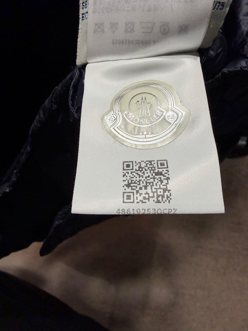 MONCLER ブラック ダウンジャケット