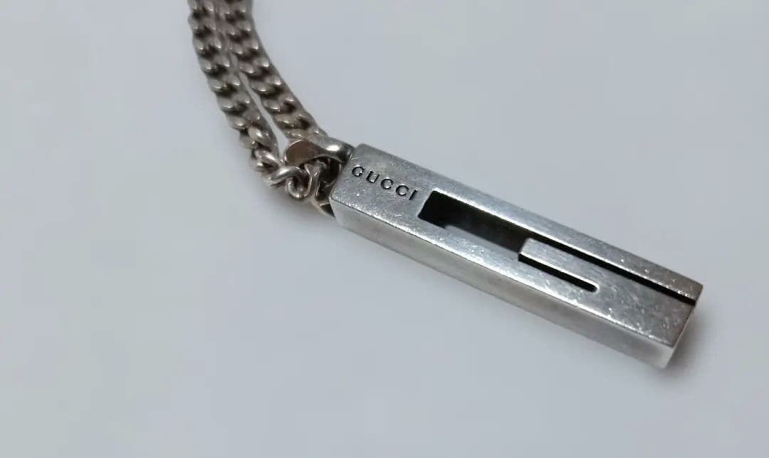GucciのカットアウトGクロスネックレス(収納袋、箱入り)