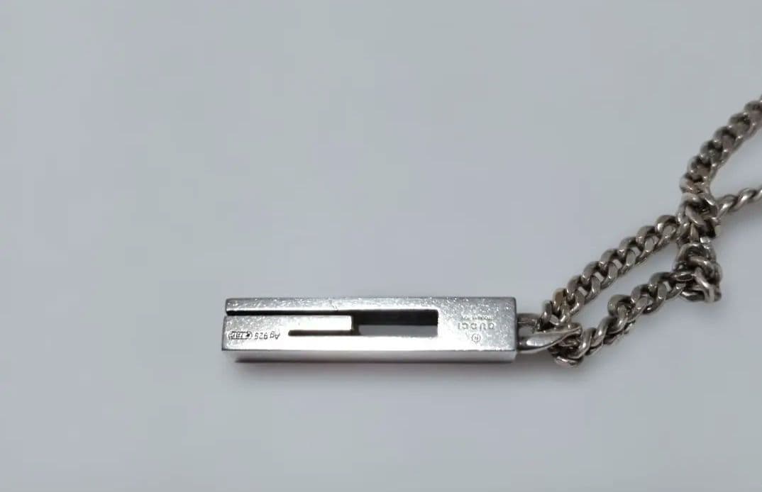 GucciのカットアウトGクロスネックレス(収納袋、箱入り)