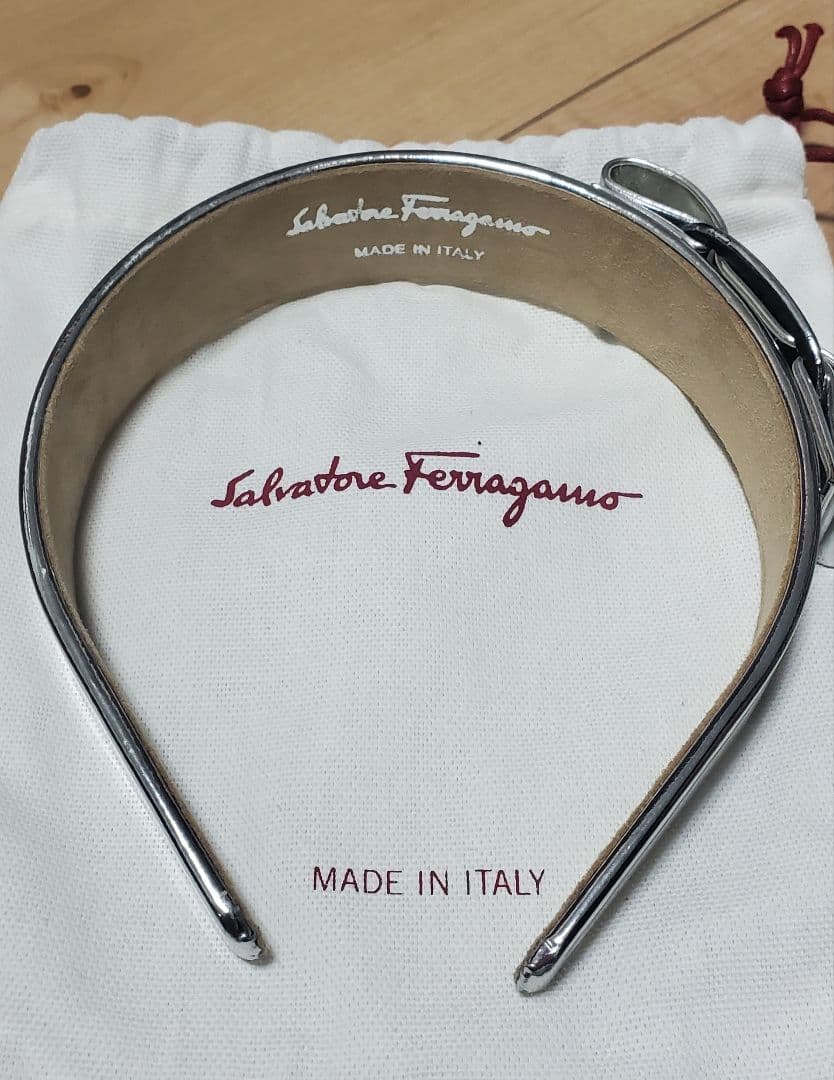 SalvatoreFerragamoフェラガモ カチューシャ メタリックシルバー