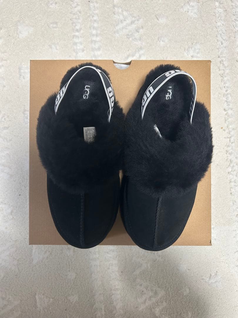 UGG ブラック プラットフォームスリッパ