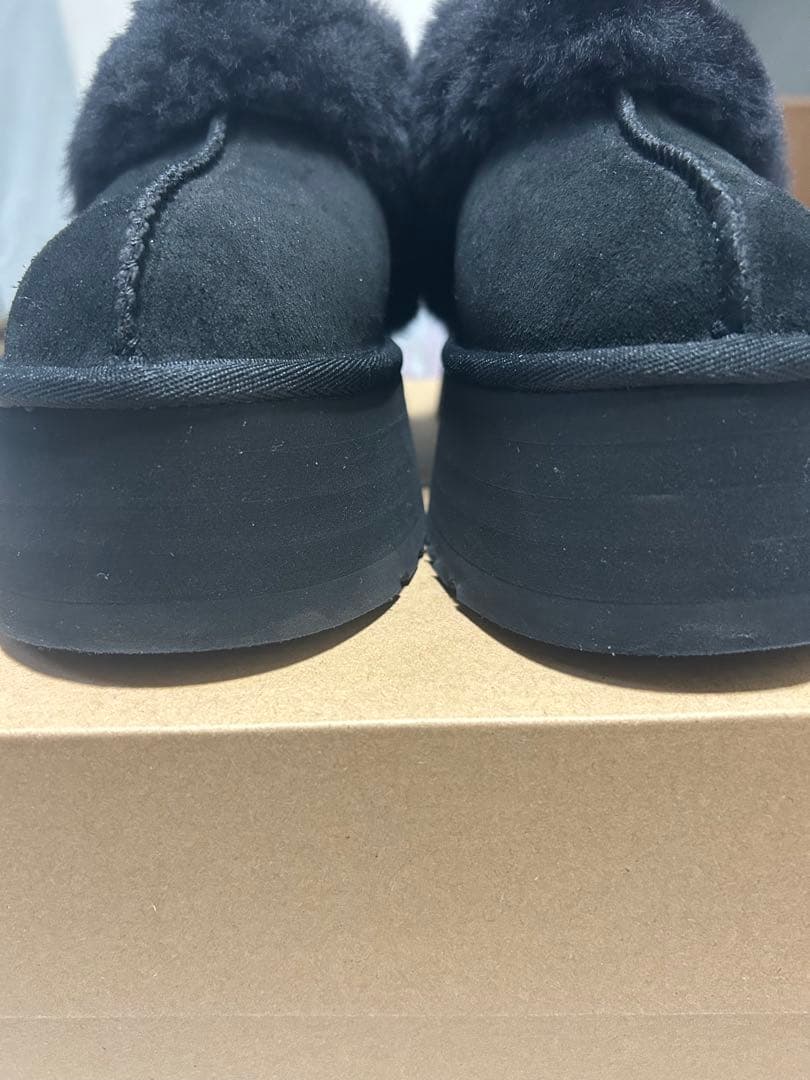 UGG ブラック プラットフォームスリッパ