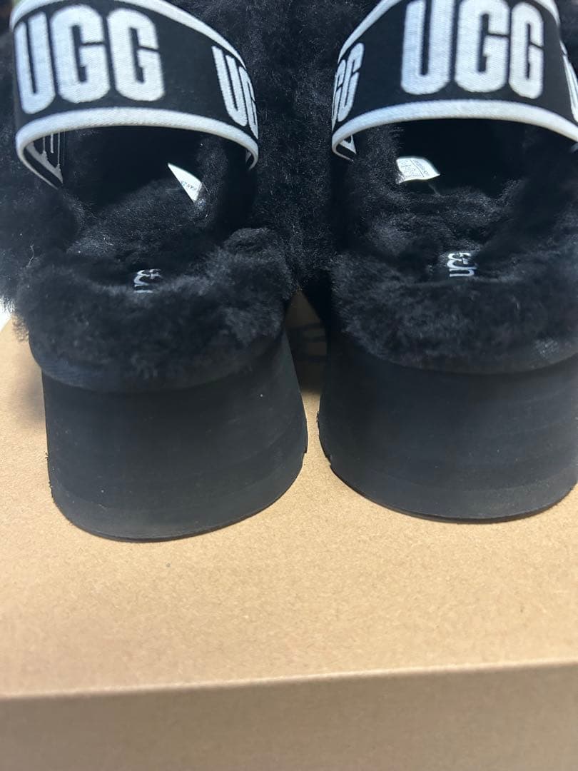 UGG ブラック プラットフォームスリッパ