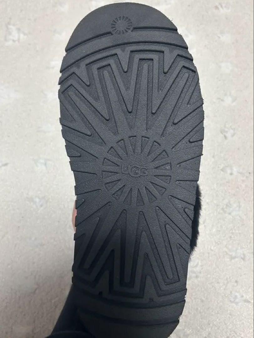 UGG ブラック プラットフォームスリッパ