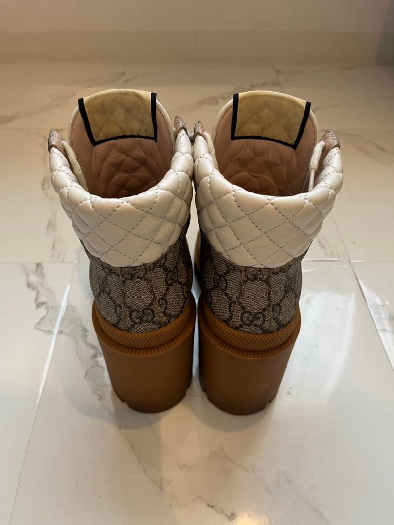 Gucci ホワイトキルティングブーツ