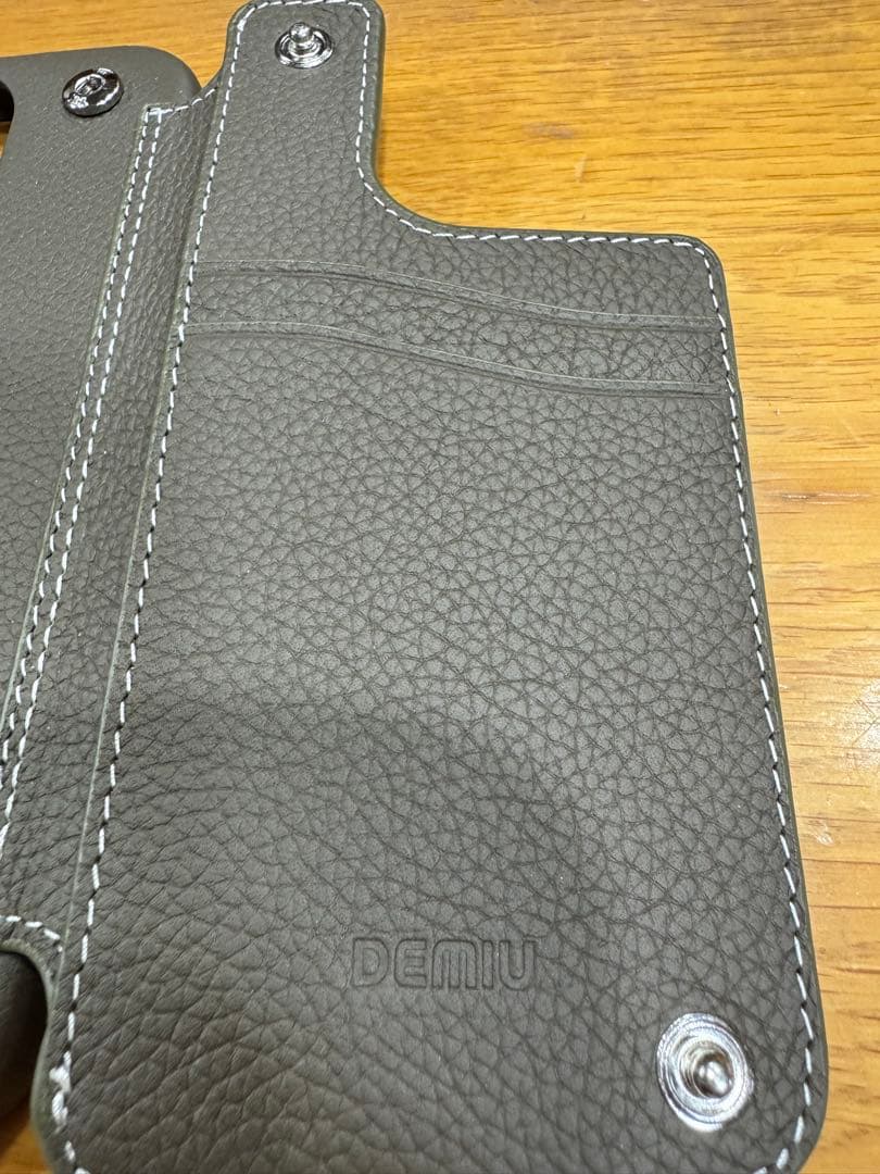新品DEMIUレザー iPhone15proケース ストラップ付き