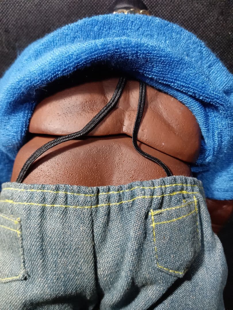 メズコノートリアス　ビッグフィギュア 　青いスウェットと デニムパンツ