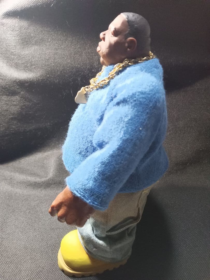 メズコノートリアス　ビッグフィギュア 　青いスウェットと デニムパンツ