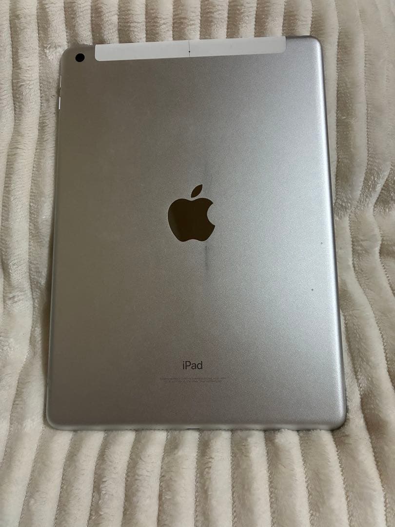 iPad 第6世代 シルバー 本体 simフリー 32GB