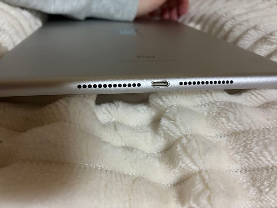 iPad 第6世代 シルバー 本体 simフリー 32GB