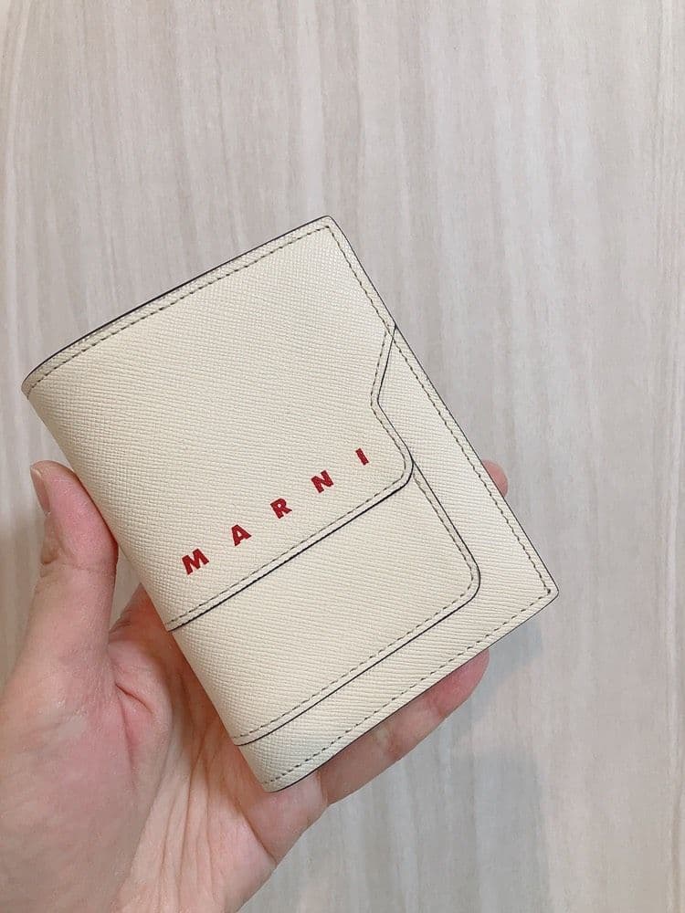 美品✨MARNI★マルニ サフィアーノレザー 二つ折りウォレット アイボリー系*