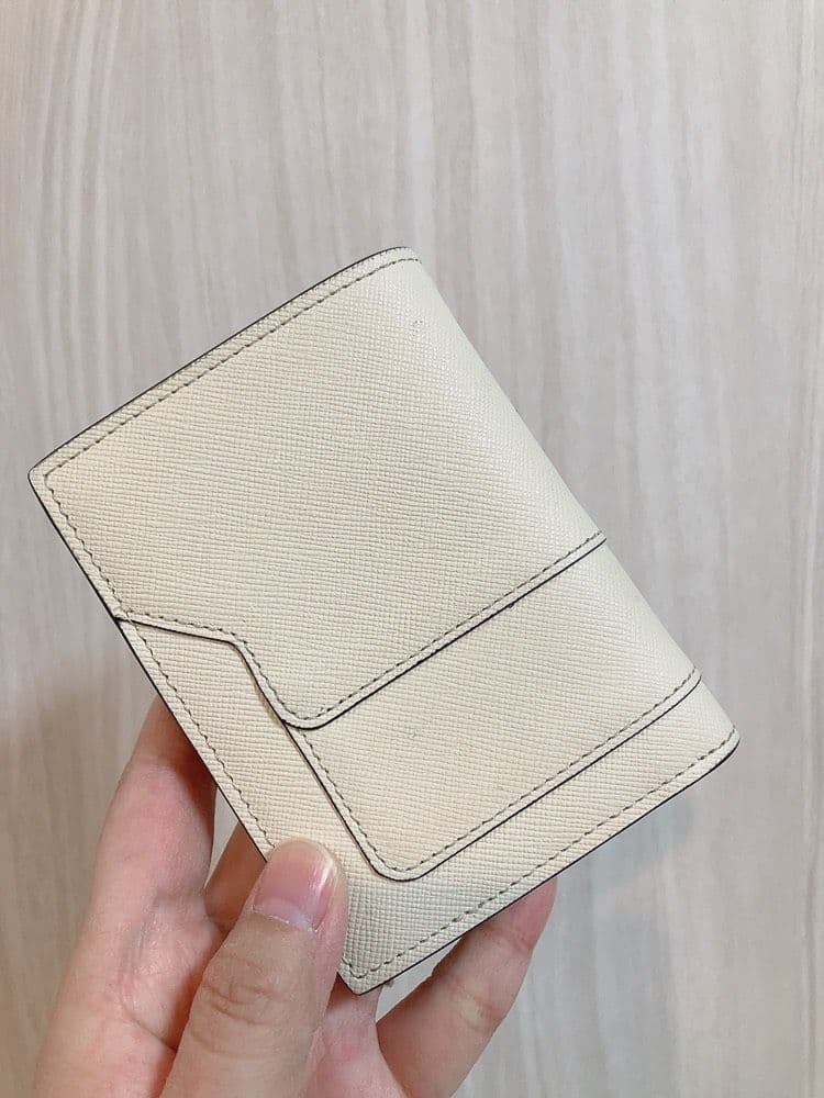 美品✨MARNI★マルニ サフィアーノレザー 二つ折りウォレット アイボリー系*
