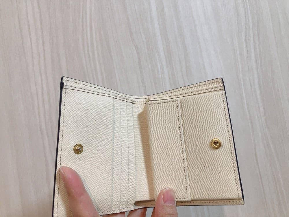 美品✨MARNI★マルニ サフィアーノレザー 二つ折りウォレット アイボリー系*