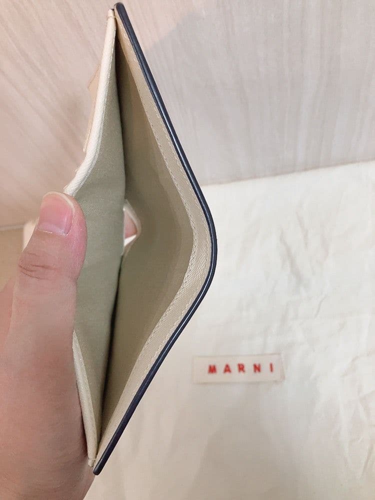 美品✨MARNI★マルニ サフィアーノレザー 二つ折りウォレット アイボリー系*