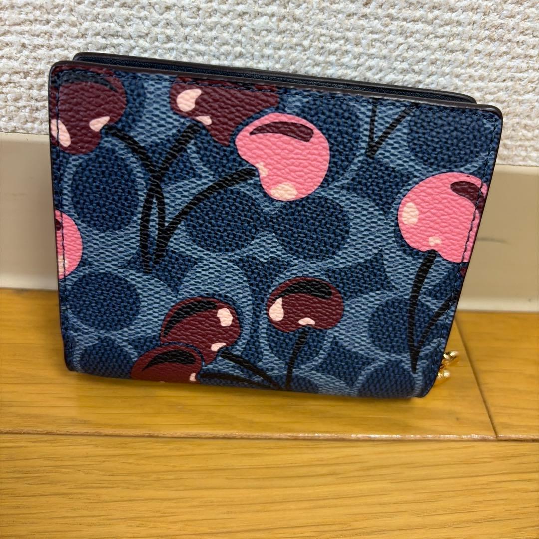 COACH チェリー柄 二つ折り財布 大人可愛い