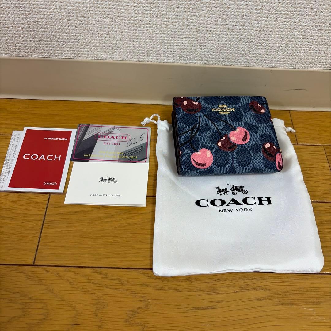 COACH チェリー柄 二つ折り財布 大人可愛い