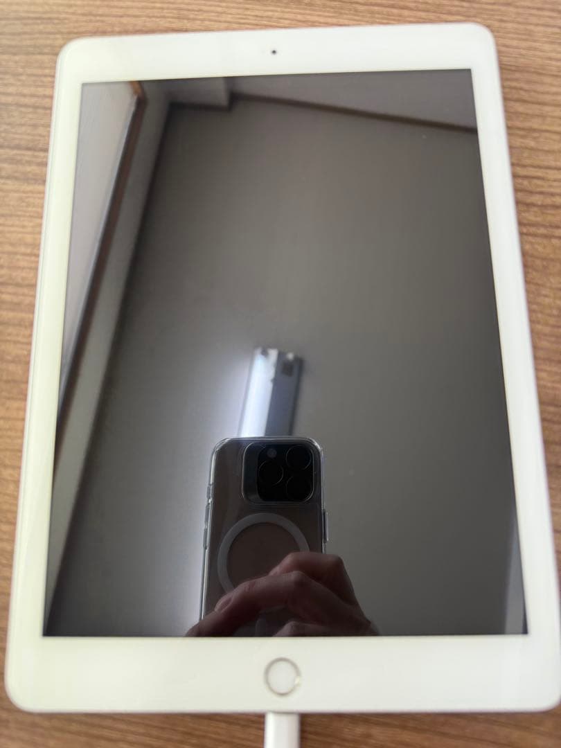 iPad本体 第5世代　上部にひび割れあり