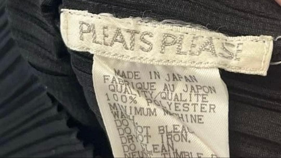 PLEATSPLEASEイッセイミヤケ 黒いストライプ長袖シャツ