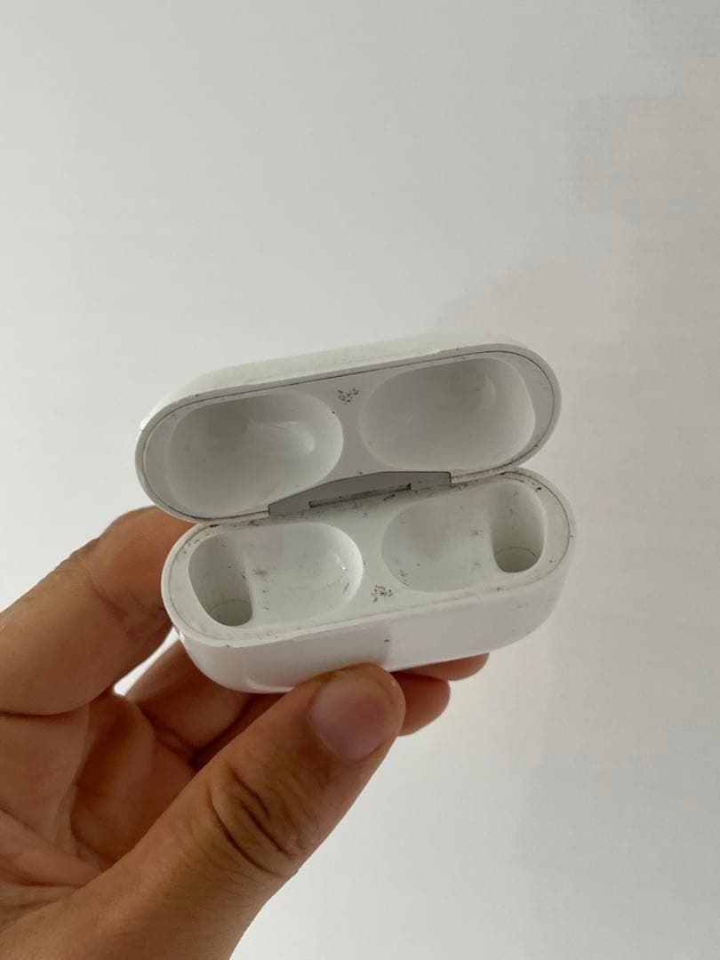 Apple AirPods with Charging Case 第2世代 M…