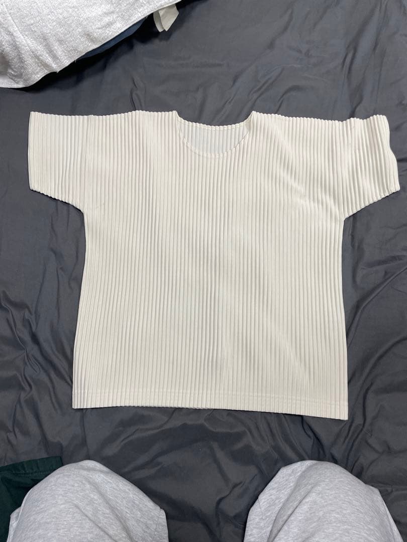 オムプリッセイッセイミヤケ　tシャツ　クリーム　サイズ2
