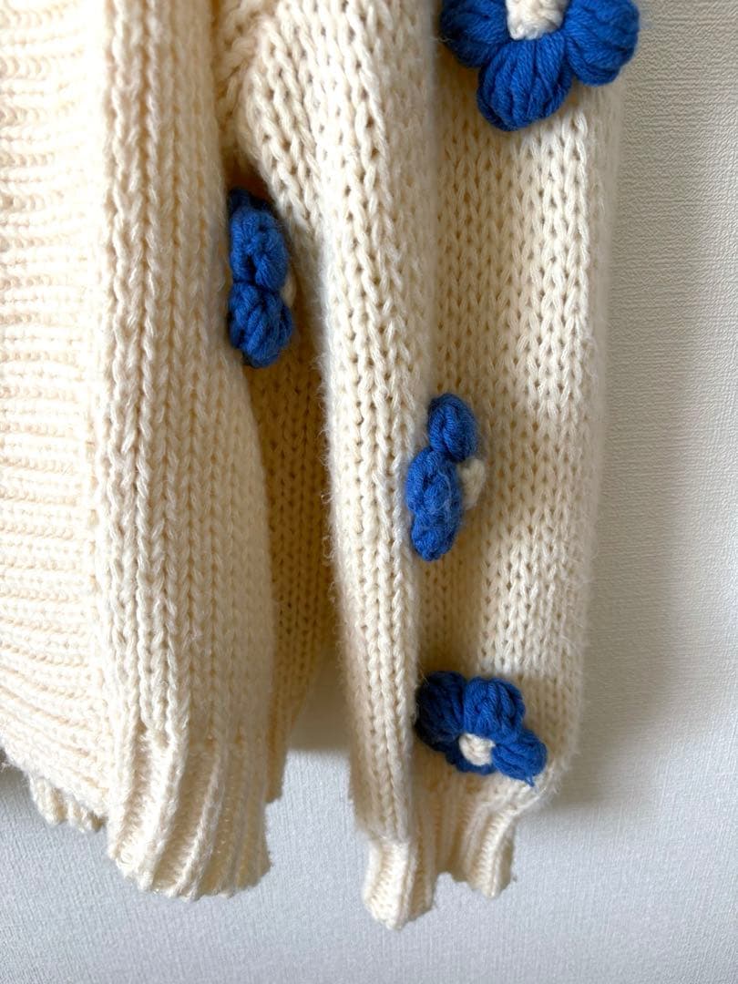 【日本未上陸】アンソロポロジー/花刺繍ニットカーディガン（アイボリー×ブルー）